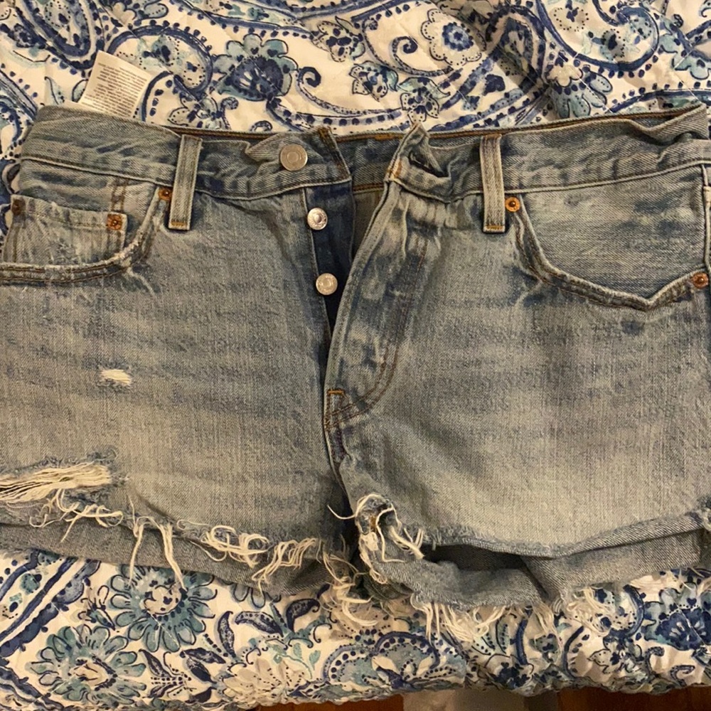 DISTRESSED LEVI’S DENIM SHORTS